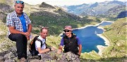 47 In vetta al Pizzo Camilla (2230 m) i 'Tri Bortoi'  con vista sui Laghi Gemelli